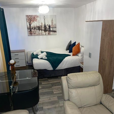 Private Room In London Enfield With Parking Extérieur photo