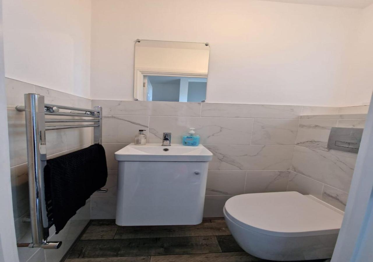Private Room In London Enfield With Parking Extérieur photo