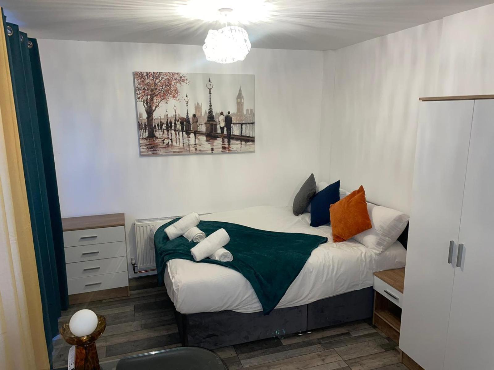 Private Room In London Enfield With Parking Extérieur photo