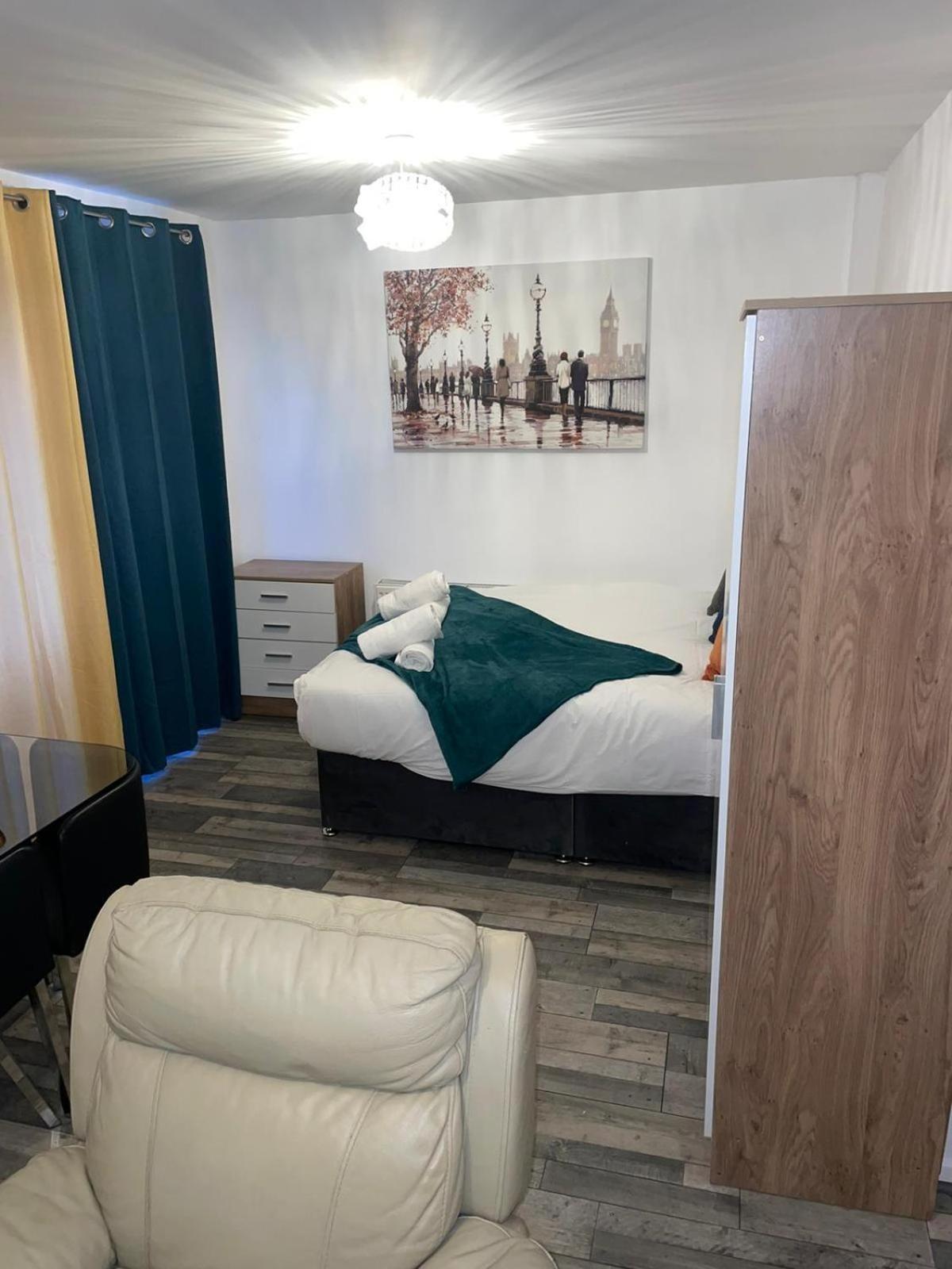 Private Room In London Enfield With Parking Extérieur photo