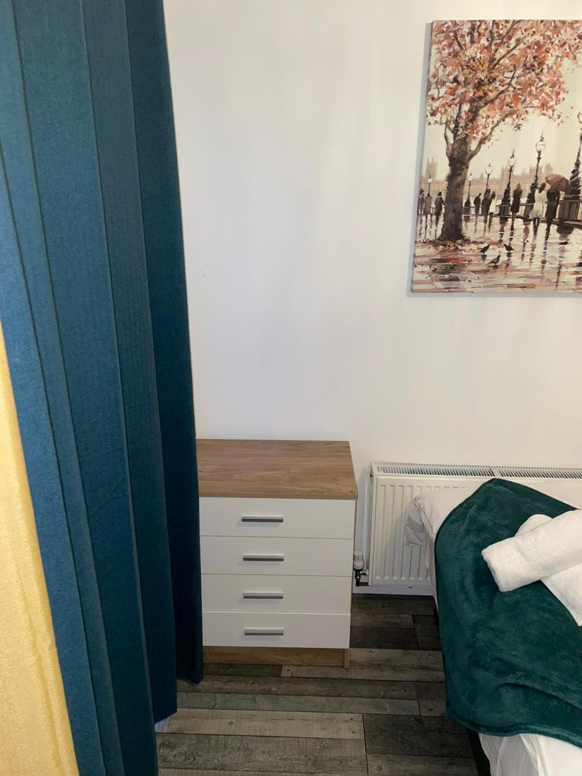 Private Room In London Enfield With Parking Extérieur photo