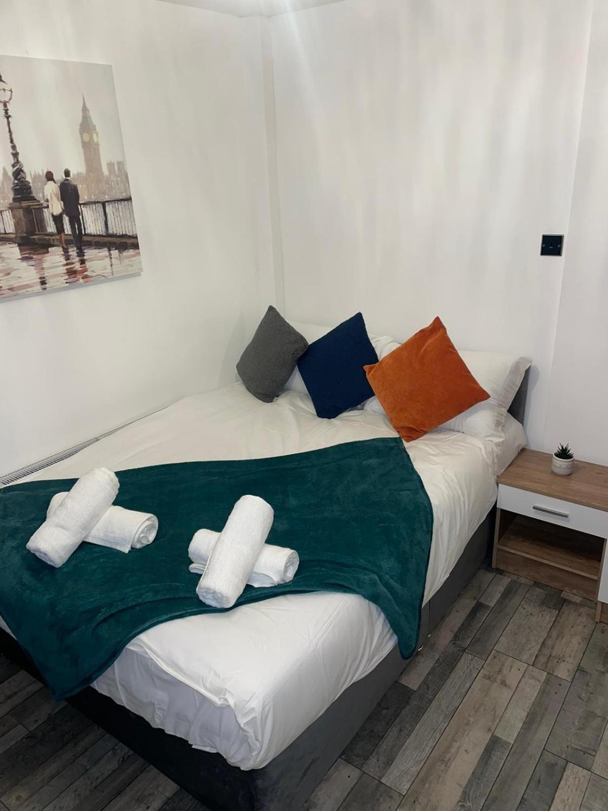 Private Room In London Enfield With Parking Extérieur photo